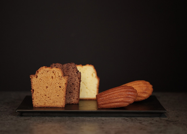 焼き菓子5個 黒セット ￥1,000（税込） 《マドレーヌ、マドレーヌ（紅茶）、シトロンケイク、ショコラケイク、キャラメルケイク》