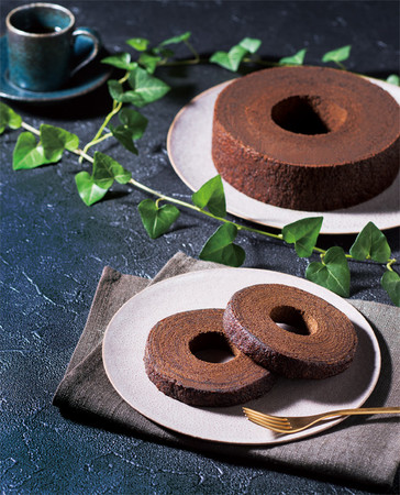 チョコレートバウムクーヘン　ホール高さ4㎝　税込1,566円、個包装5個入　税込972円