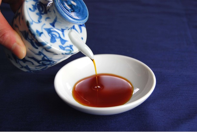 香る生醤油　ひしほを小皿に注ぐと、よく熟成を重ねた風味が、ふんわり甘く鼻腔に抜ける