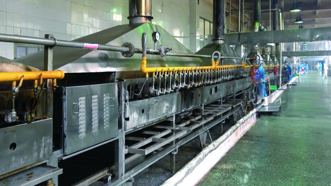 ▶ラインの全長はなんと100メートル以上！巨大な専用レーンでじっくりと蒸し・焼きの作業を行います。