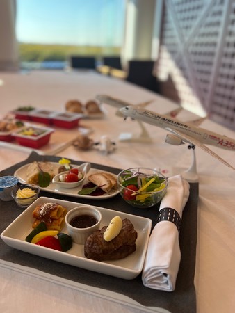 今回のフライトのために考案した国際線仕様の本格的な機内食