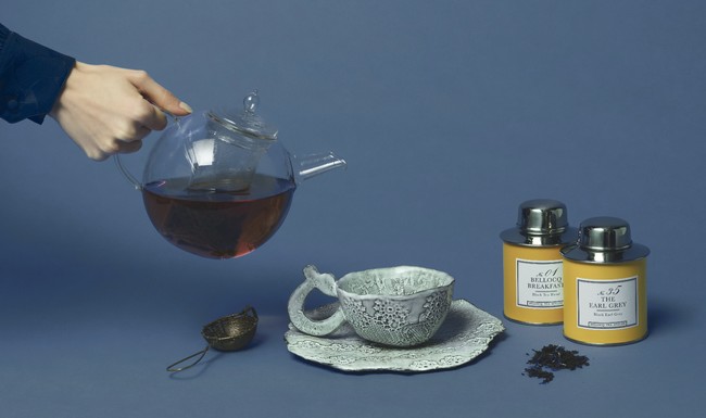 「ヴアレリー・カサド」カップ、プレート　各14,850円、「べロック・ティー・アトリエ」 （右）紅茶（70ｇ入り、アメリカ製）6,156円、（左）紅茶（85ｇ入り、アメリカ製）6,048円