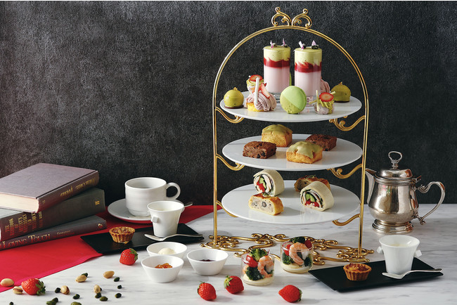 苺とピスタチオのアフタヌーンティーを提供