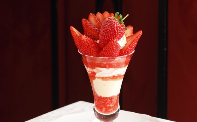 福島県鏡石町産“ふくはる香”の スペシャルストロベリーパフェ