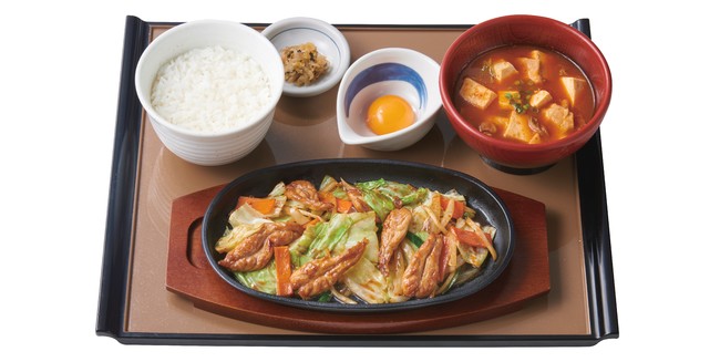 【卵黄付】せせりと野菜の味噌炒めと 旨辛チゲスープの定食 950円 （卵黄なし 890円）