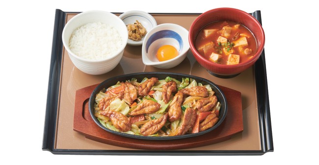 【卵黄付】肉増・せせりと野菜の味噌炒めと 旨辛チゲスープの定食 1,250円 （卵黄なし 1,190円）