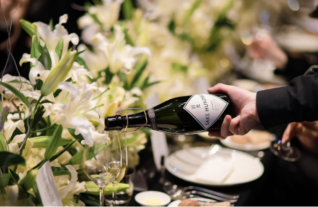 中国市場ではフラッグシップ商品の「百光」から販売を開始。本イベントでも「百光」を提供。