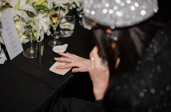 「百光」の原料米（出羽燦々）の玄米と18%精米のものを用意し、お客様に肌触りや違いを感じていただく。