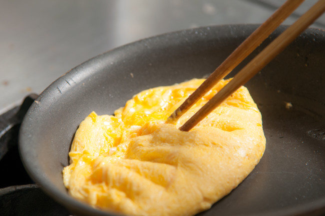 ライブキッチンで仕上げるふわふわのオムレツ