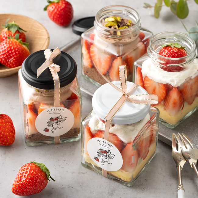 ミガキイチゴのギフトbottle　左：チョコレートケーキ　右：ショートケーキ