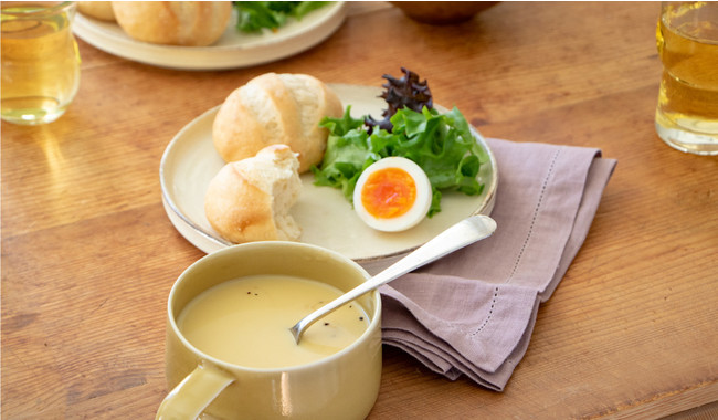 陽気さ広がる、光の翼。オレンジ色のレッドブル、新登場。