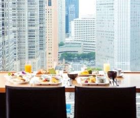 まるで映画のワンシーン！1,000本のバラがふたりを包み込む『1,000 Roses（サウザンド・ローズ）プロポーズプラン』が新登場