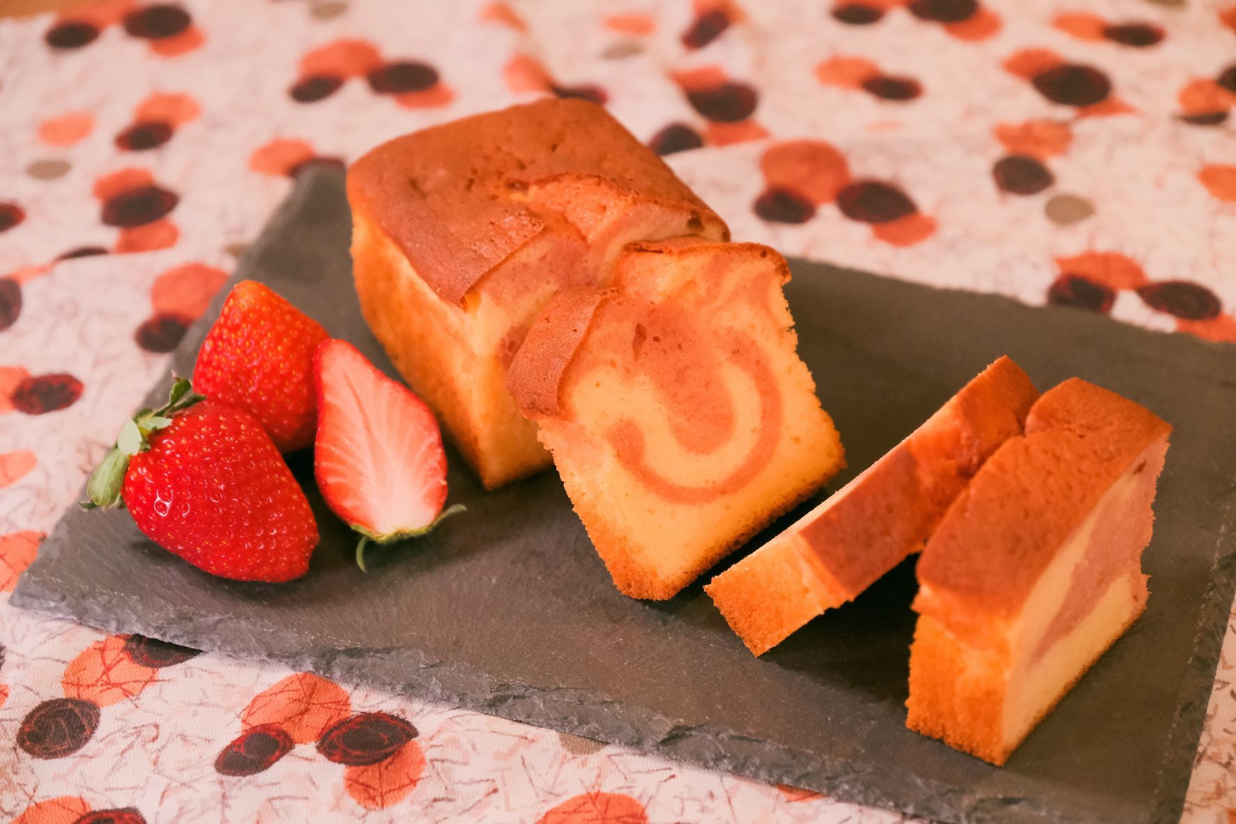 創業103年 栃木県のプリント生地工場が、
菓子生地にこだわったスイーツブランド「KiJi堂」を開始　
第一弾“とちおとめ”苺のパウンドケーキ
「恋吹雪デ・フレーズ」2月9日から販売