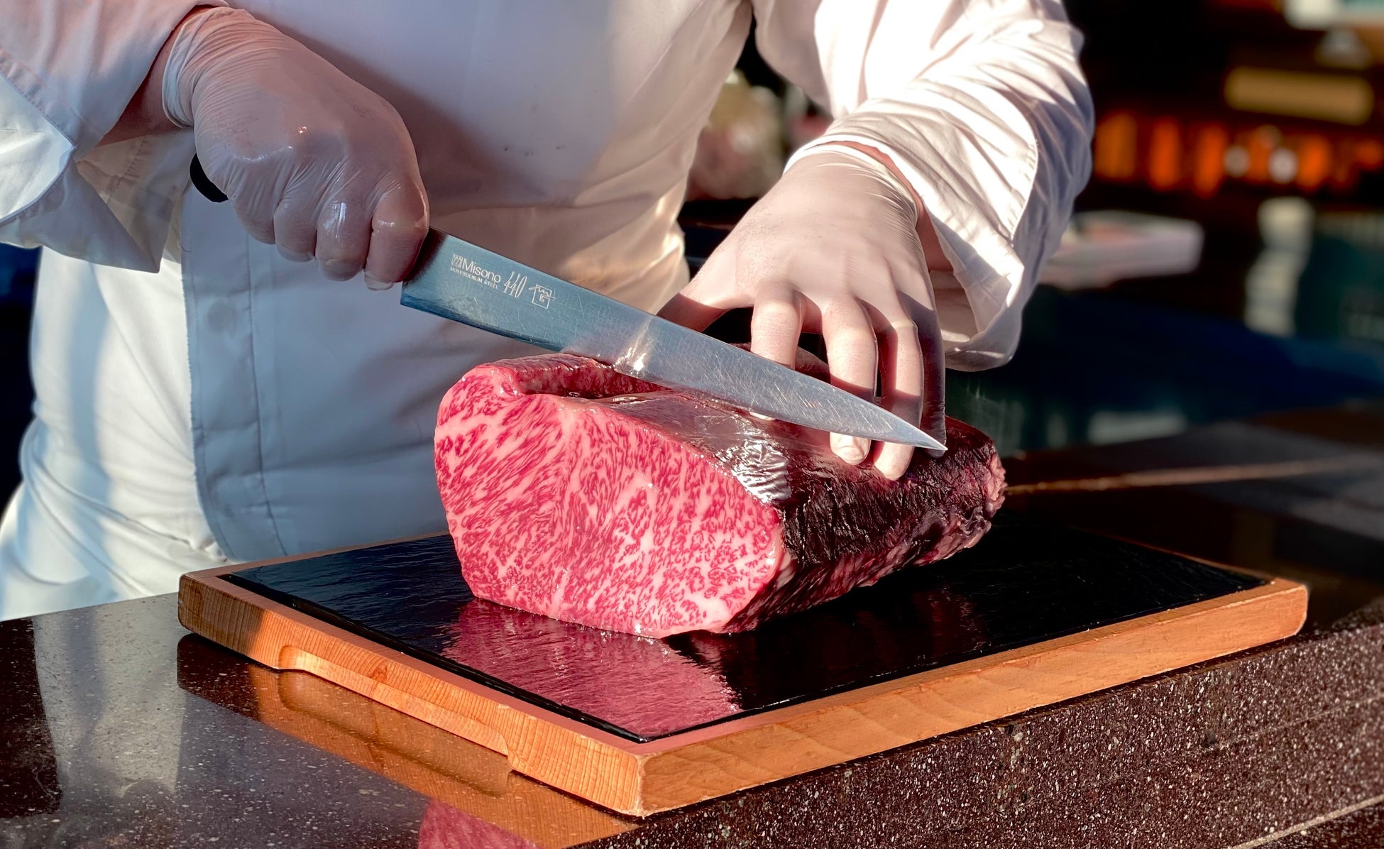 “名物!!黒毛和牛のはみ出るカルビ”で話題の「大阪焼肉・ホルモン ふたご」、東京・武蔵境に2月17日（水）グランドオープン！