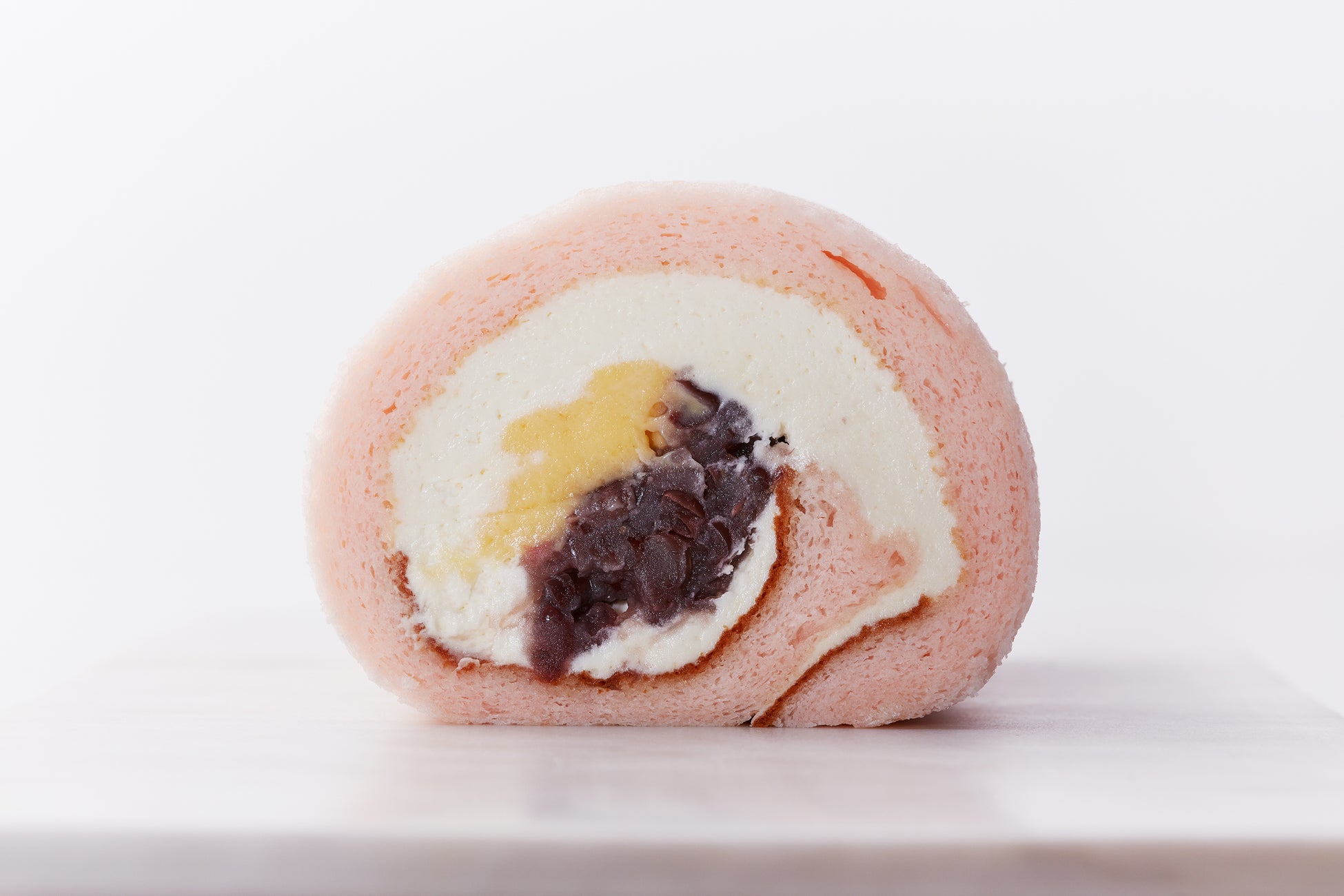 人気のロールケーキシリーズに新作登場！桜香るオリジナル粒あんを包んだ「桜ロール」限定販売