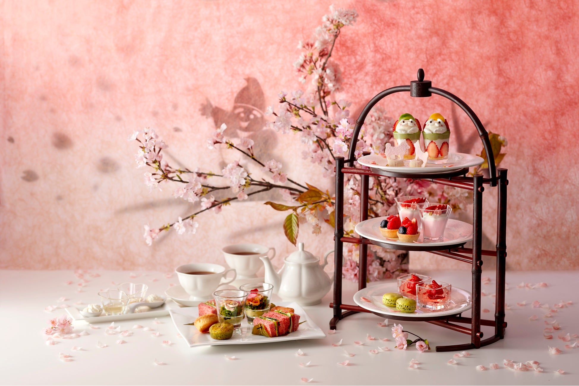 【ロイヤルパークホテル】こどもの日はこいのぼりロールケーキでお祝い！GW限定のテイクアウトスイーツを発売。