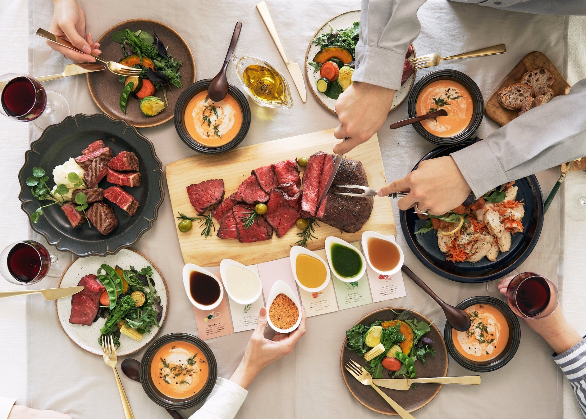 ニューヨークレストラン「サラベス」スペシャルメニュー「ラムレーズンパンケーキ」／「ラムバーガー」販売