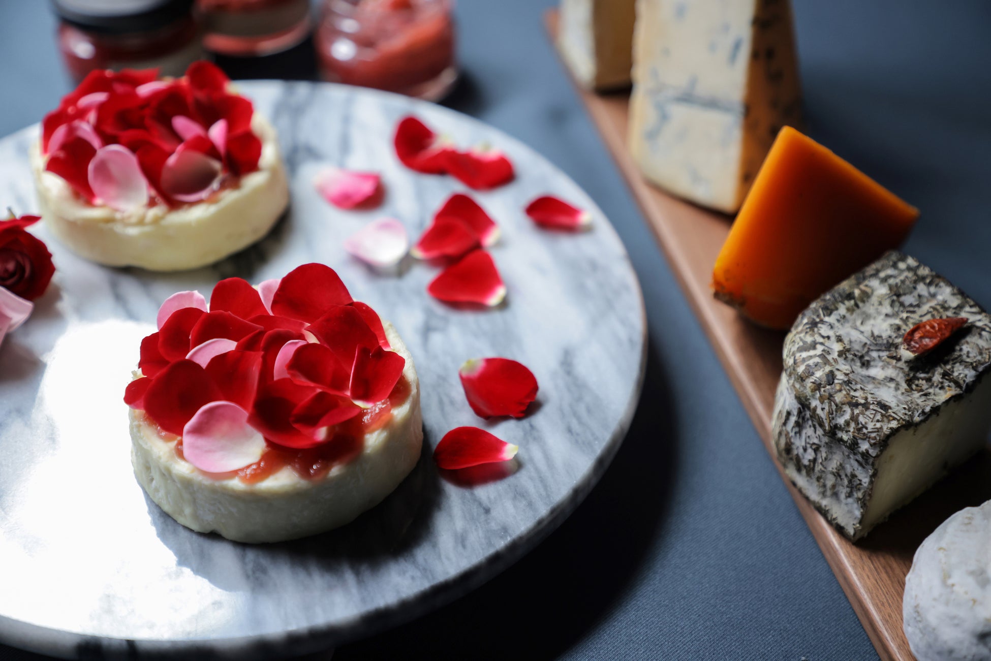 「熟成士の美味しいチーズ」をオーダーカット販売しているLAMMAS六本木ヒルズ店、開店1周年を記念して「薔薇とチーズのマリアージュ」が愉しめる『ROSE CHEESE』を販売。