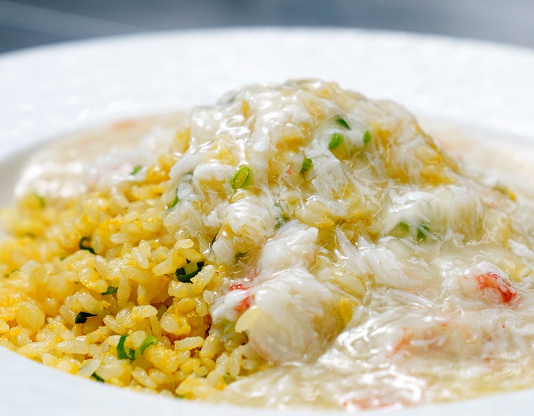 赤坂四川飯店の料理人が作る「玉子炒飯のかに肉入あんかけ」を自宅で楽しめます（豊洲市場ドットコム）