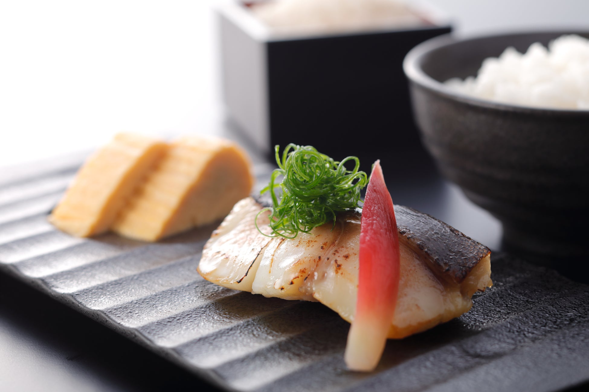 【リーガロイヤルホテル小倉】約400本の銘酒が並ぶボトルラックが印象的なオーセンティックバー「セラ―バー」が4月7日（木）から営業再開