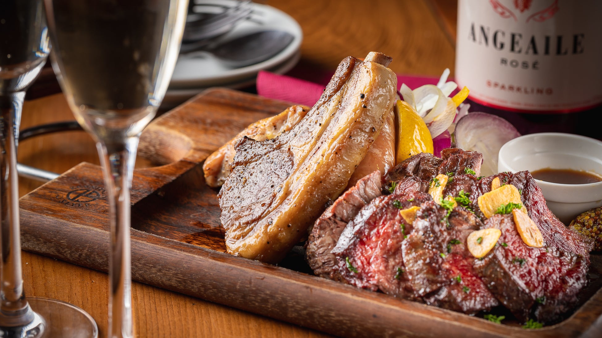 時間無制限飲み放題が2,500円！生ビールや40種類の日本酒​も対象！全席に酒燗器設置で日本酒を自在に楽しめる【日本酒・米屋 蔵バル 梅田店】4月7日～30日