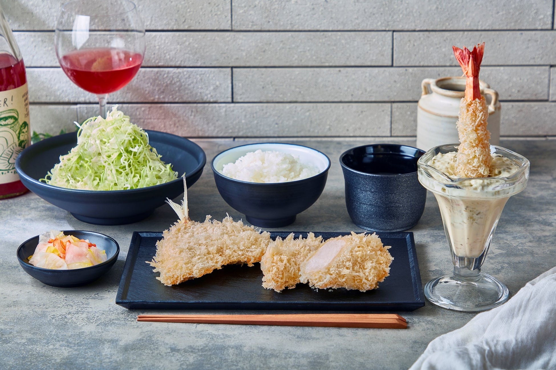 旬の苺「とちおとめ」と美容効果も高い“ナッツの女王”「ピスタチオ」を使用した『ピスタチオ苺大福』期間限定販売【 亀屋万年堂 】