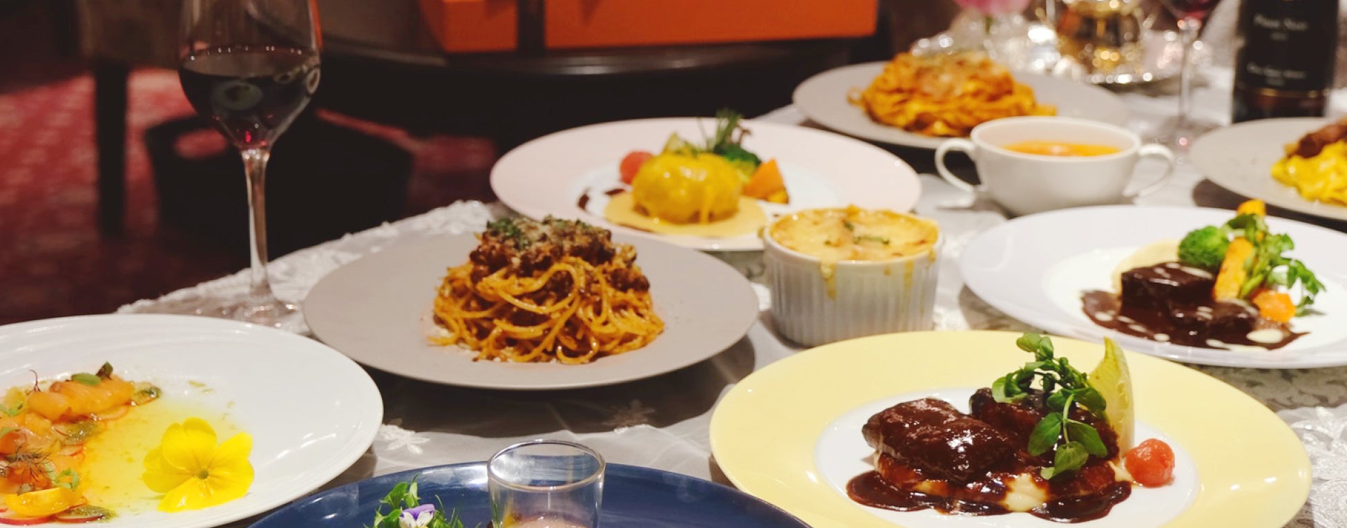 季節のフルーツで花束をかたどった見た目も華やかなフルーツパフェで日頃の感謝の心を贈る。5 月8 日・母の日までの期間限定パフェ登場！