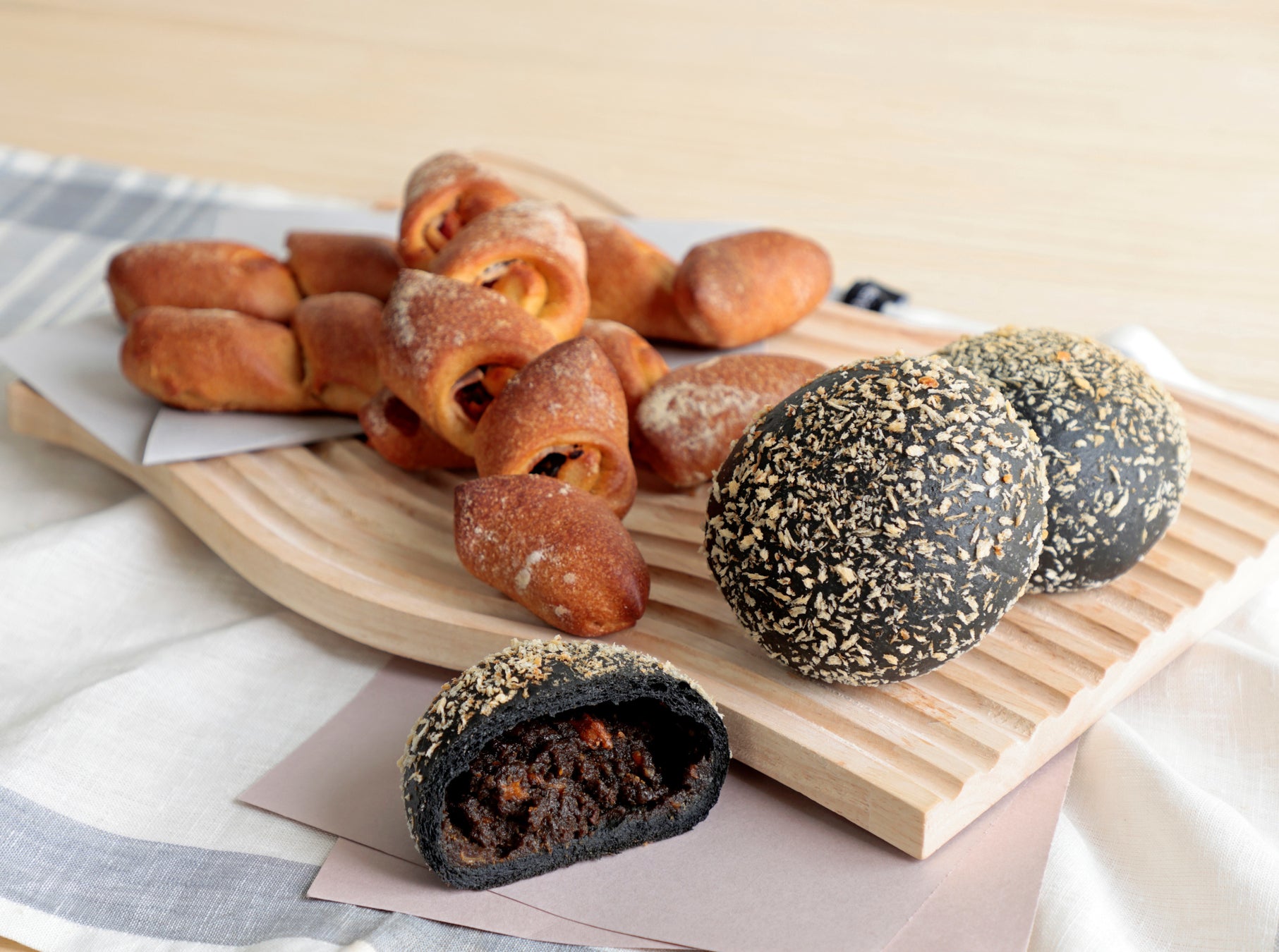 「飲むブラックサンダー!?」衝撃のザクザク食感!ファミリーマート限定『ブラックサンダーフラッペ』2品同時新発売 新技術のチョコレートコーチングで包んだクッキー使用!