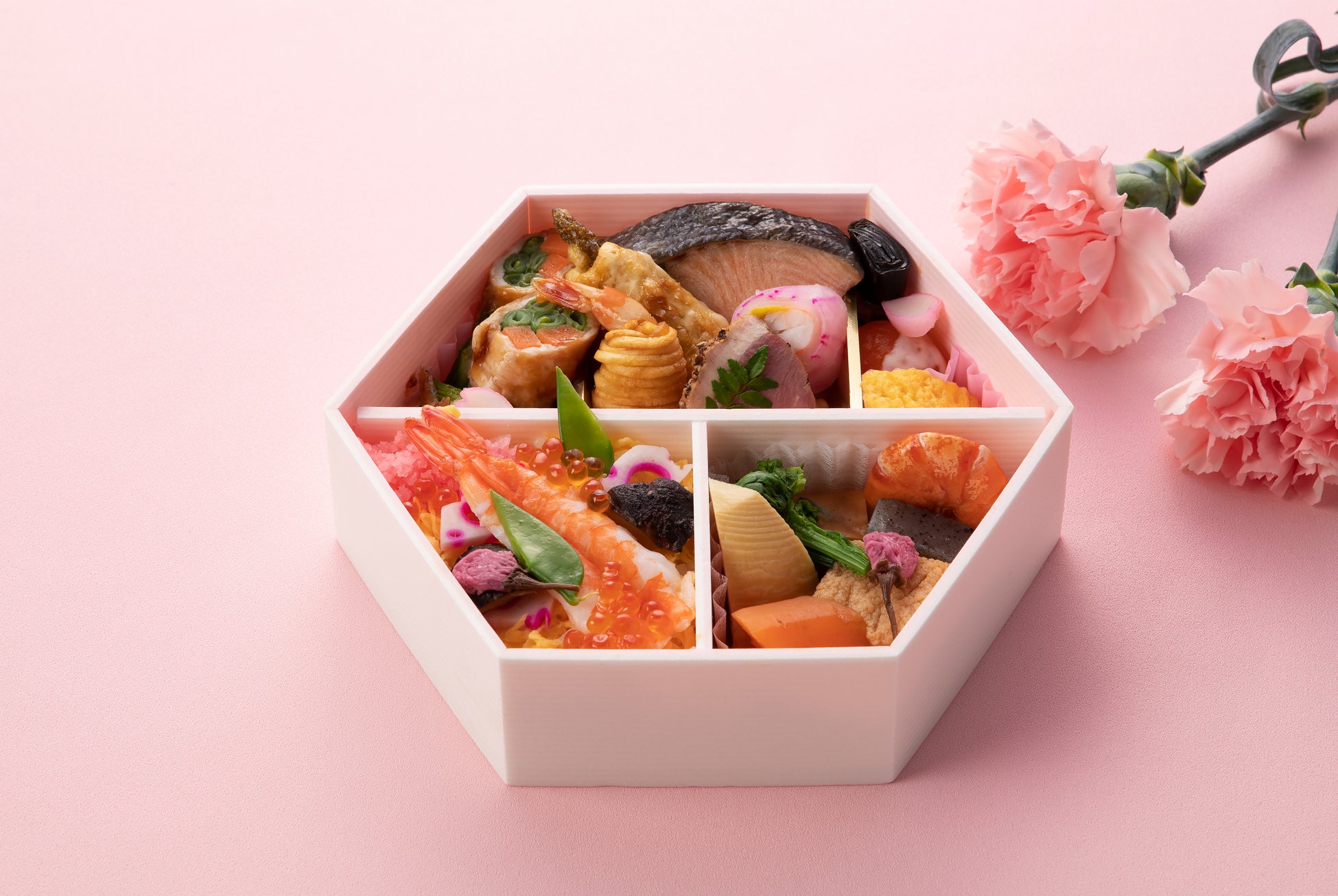 シリーズ累計100万食突破!
Salad Cafe監修『11品目のミモザ風サラダ』
全国※のファミリーマートにて4月26日より発売
※北海道、沖縄県を除く