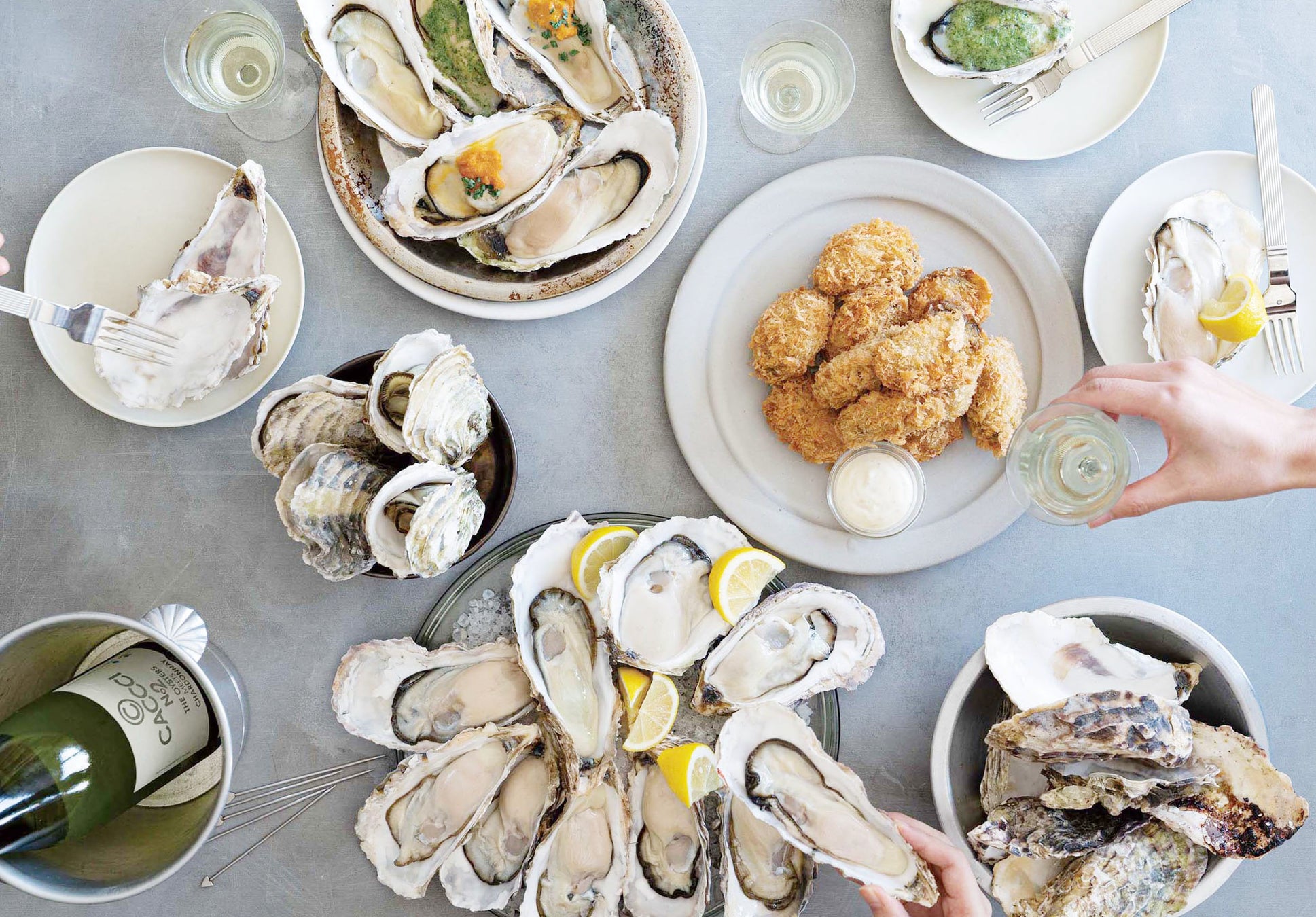 かんなで削ったようにふわふわのかき氷に、お客さま自身でシロップを掛けていただく新しいスタイルのかき氷です