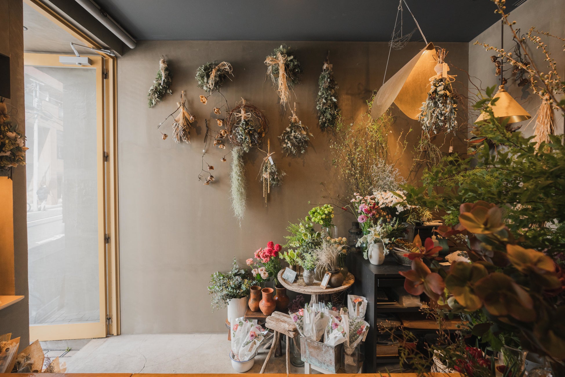 ＜新しい時代の店舗の在り方＞小さなパティスリーの中に小さな花屋「日花朴果（にっかぼっか）」誕生！“花とお菓子のある日常”がコンセプト