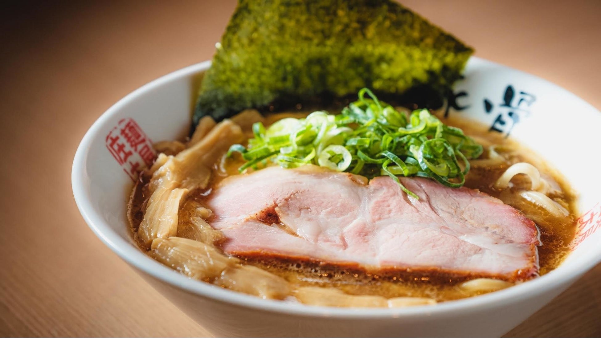 ザクッとした素晴らしい食感と、バターと粉の豊かな香りがまさに至福！サロン・ド・テ「鎌倉 レガレヴ」の焼きたてクロワッサンとパン・オ・ショコラをお届けします。