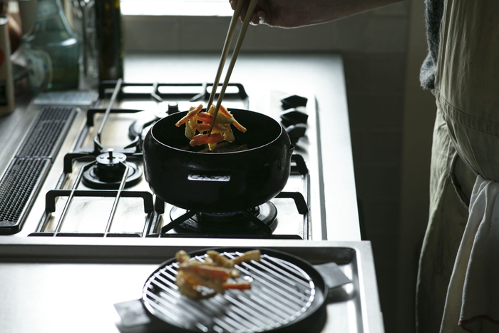 ふんわり食感の決め手は虎模様!黒糖とバターの2種の虎焼を発売【 亀屋万年堂 】