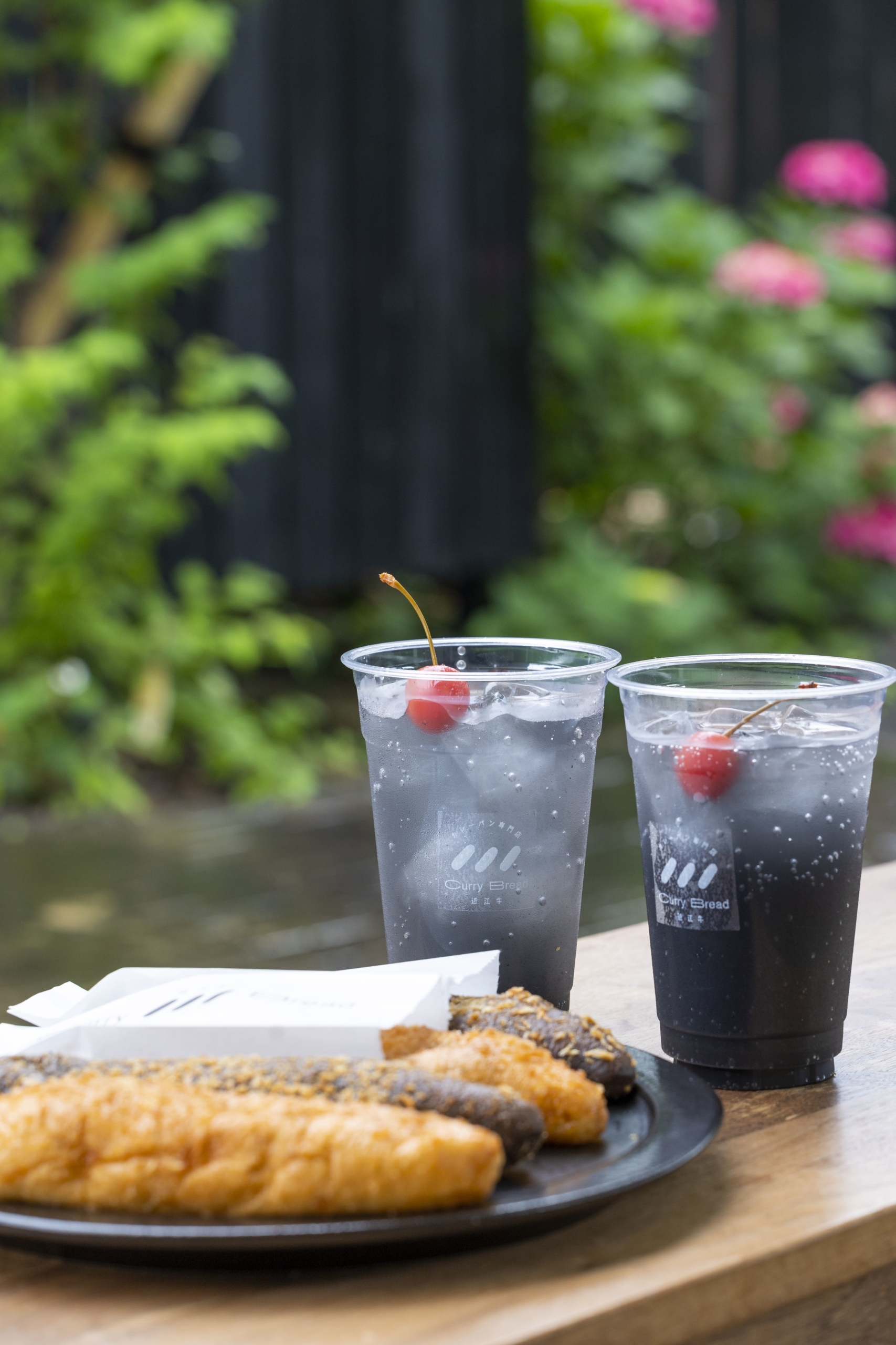 カレーパンのために作られたクラフトコーラが登場　
デトックス効果のある竹炭を使用した黒コーラが7月2日に発売