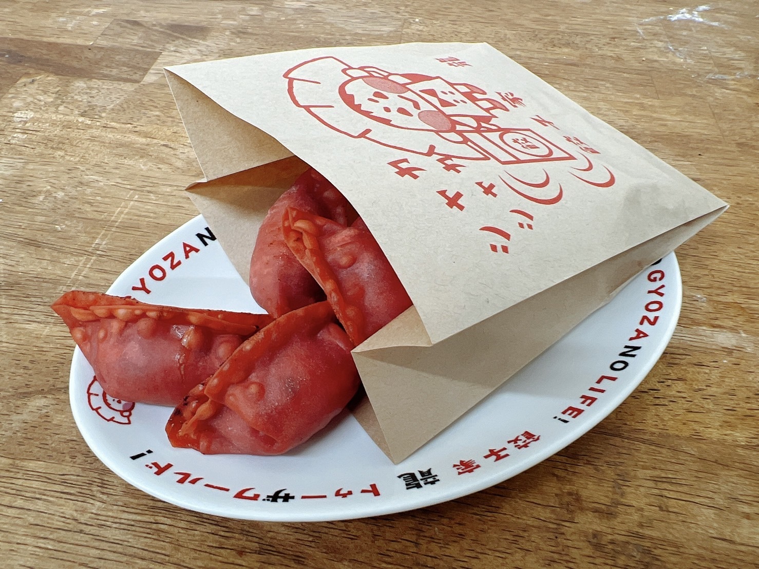 「カープ餃子」を提供している餃子家 龍が夏にぴったりな
「フレフレ！カープ揚げ餃子」を7/1より期間限定で発売！