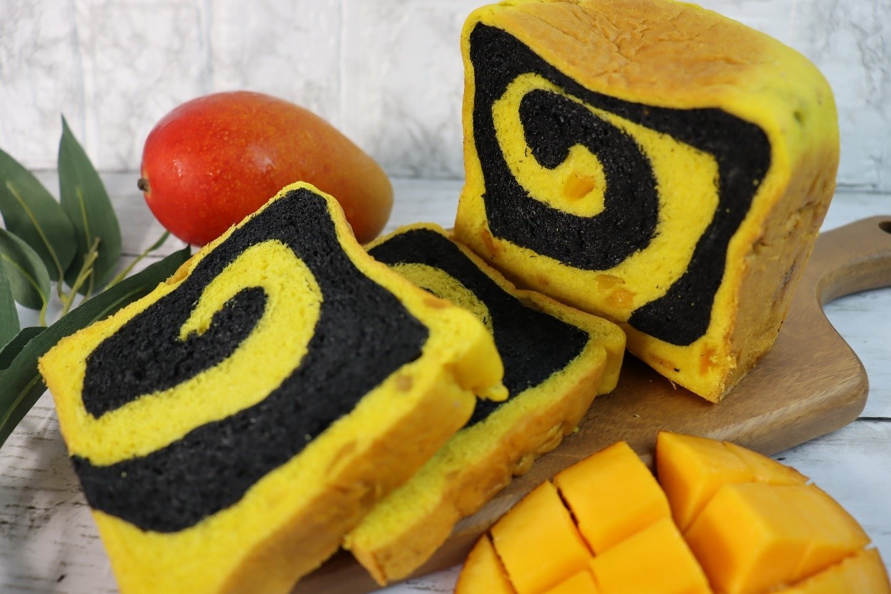 尼崎の新名物！？夏を彩るトラ柄の食パンが新登場！！
マンゴーとココナッツ味の、「夏のトラパン」が
7月2日より牛乳屋さんの食パン メルクパンにて発売！