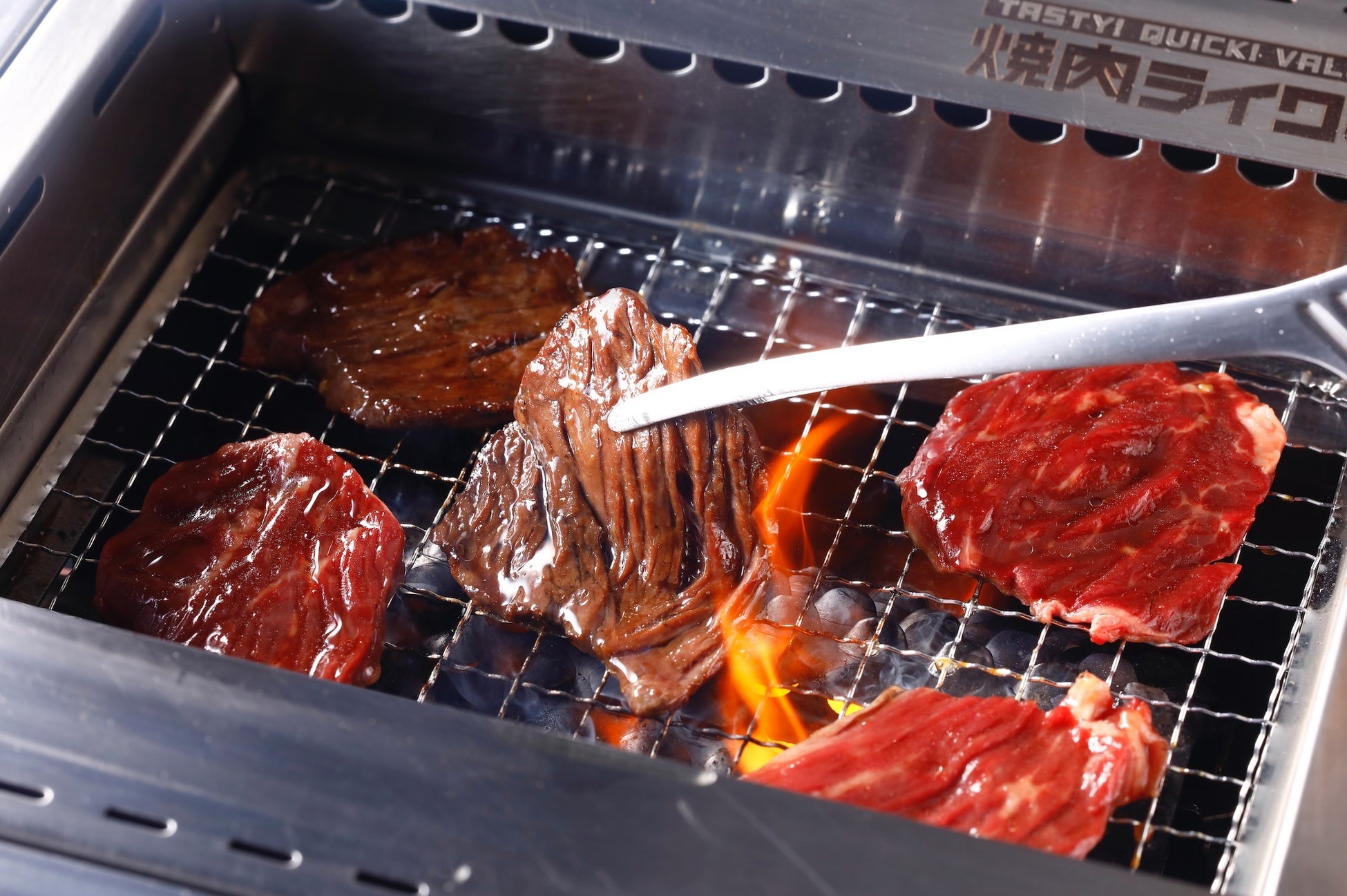 Beef or Chicken ? テラスが楽しい神戸ビストロで、お肉も、ワインも。夏の特別プランが神戸旧居留地「Bar & Bistro 64（ロクヨン）」で7月15日から。