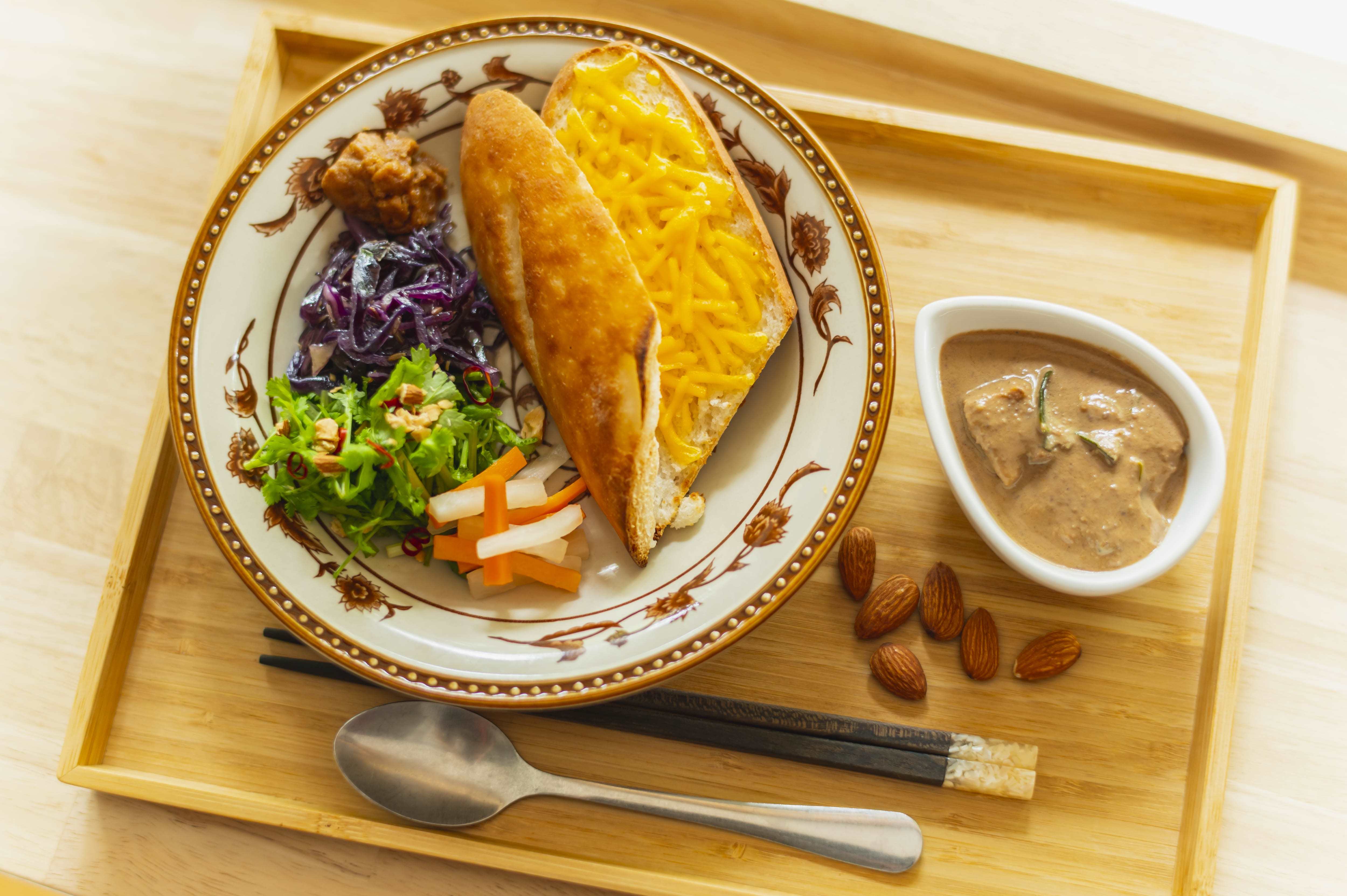 ビタミンEと食物繊維たっぷりのアーモンドミルクで、おいしく夏を楽しもう！SNSで話題の２店舗とコラボ！「アーモンド効果」を使った「カレーバインミー」「かき氷」を発売