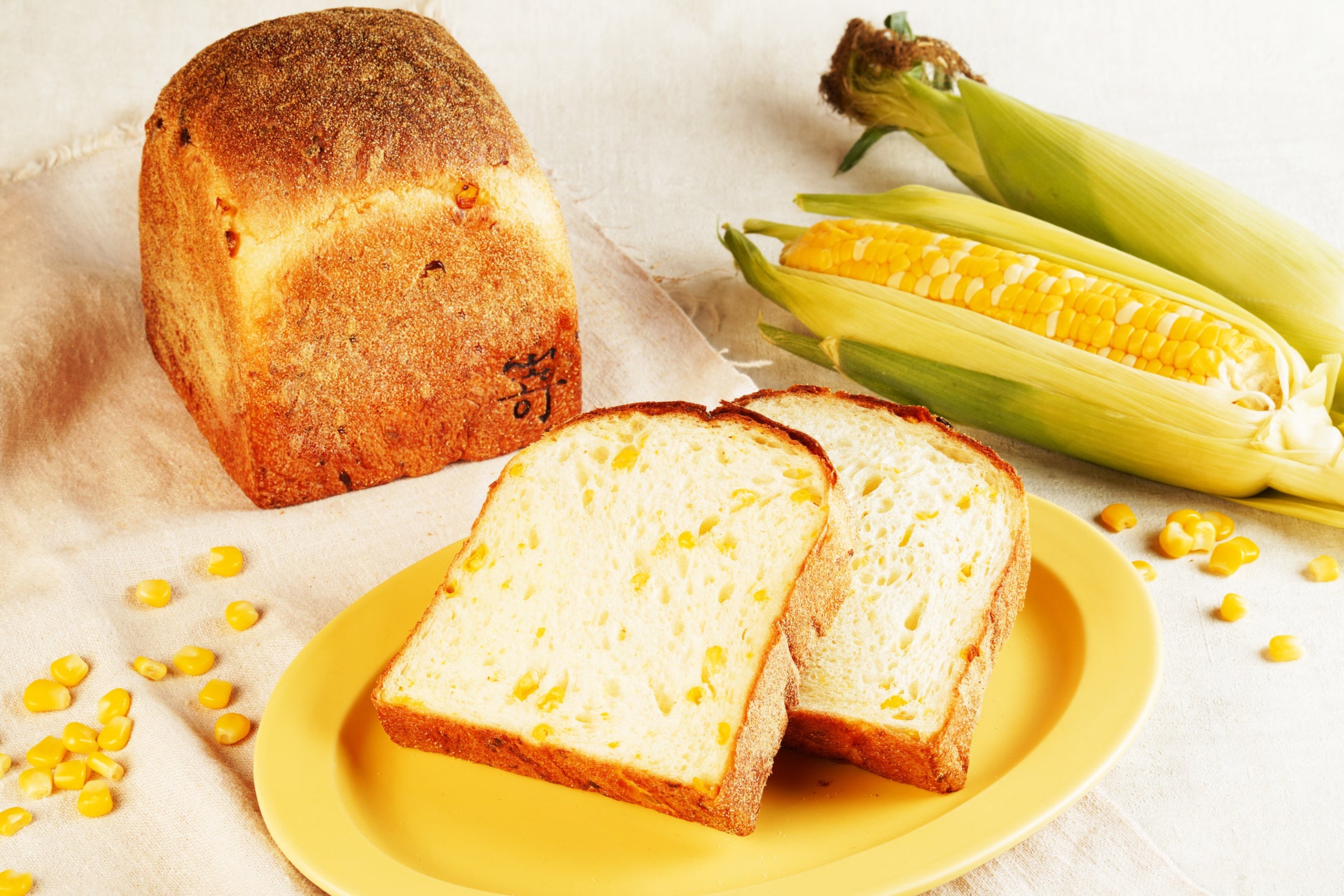 嵜本ベーカリーにて、8月 1 日(月)より、北海道十勝産とうもろこしを使用した食パン「 北海道育ちのとうもろこし食パン 」が登場 します。