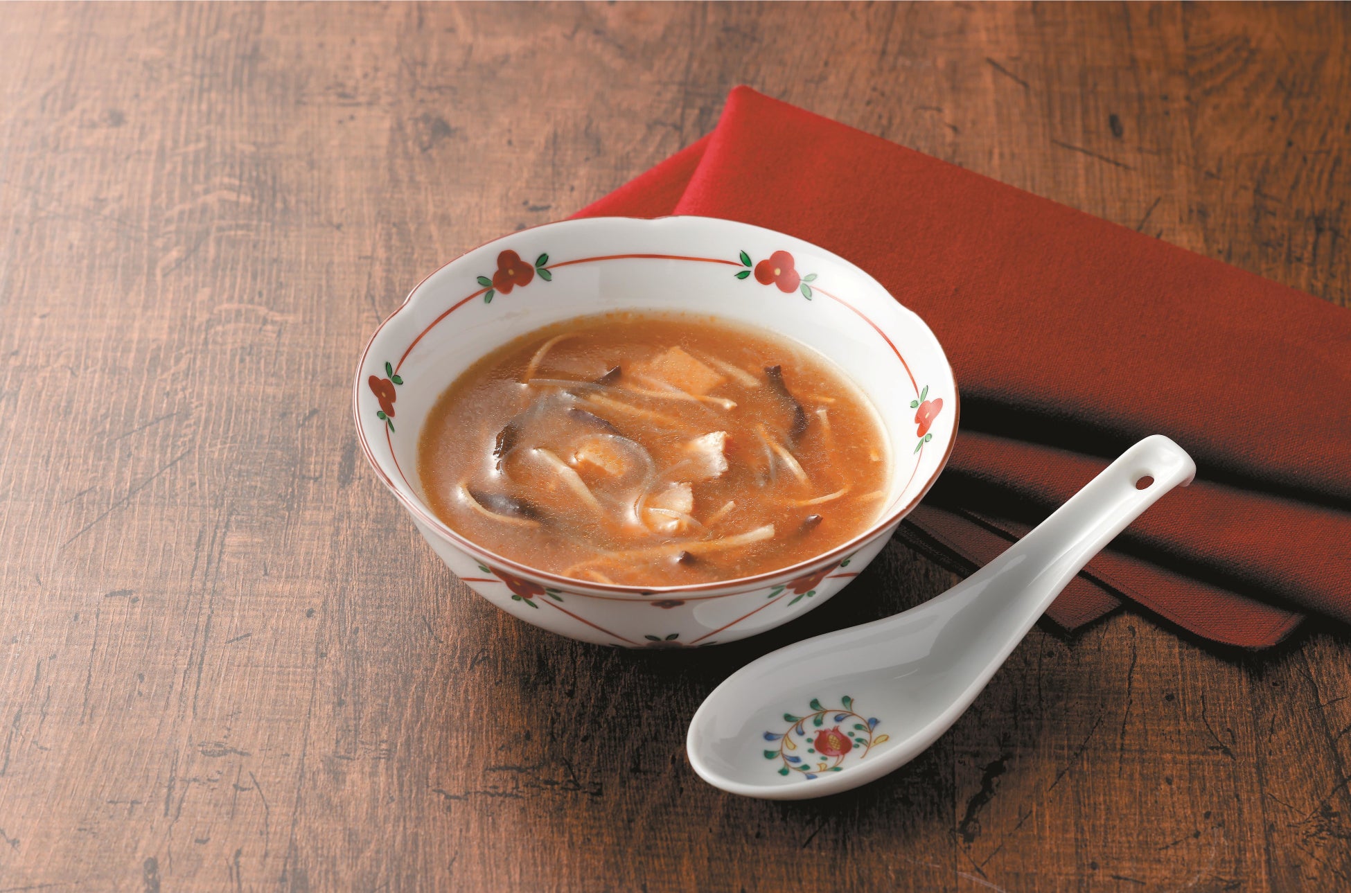 今話題の食材！中国・台湾の伝統的な食材”豆腐干”使用！「豆腐干と辛さ味わう酸辣湯」