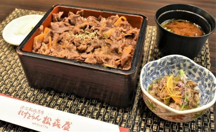 ぶどうの最盛期。9 月のタカノフルーツティアラ（アフタヌーンティーセット＋季節のカットフルーツ食べ放題）は、ぶどうのカットフルーツ食べ放題。産地を選んで食べ頃のぶどうを毎日ご提供いたします。