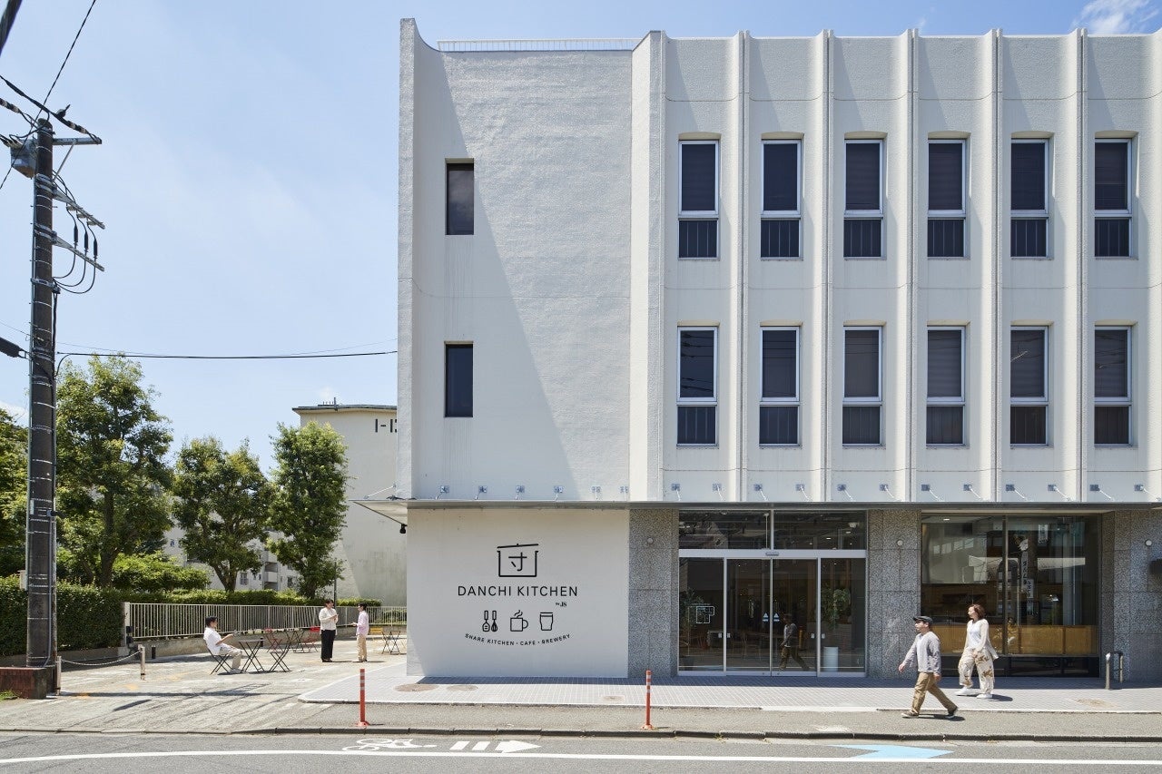 【夏に飲むものに関する調査】夏に飲みものを常温で飲むことがある人は4割強。そのうち、「水、ミネラルウォーター」を常温で飲む人は5割弱、「緑茶」が約35%、「麦茶」「コーヒー、コーヒー飲料」が各20%台