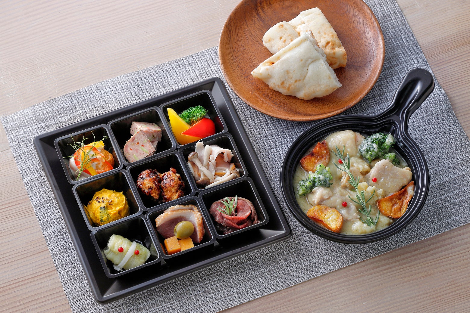 クリスマスケーキ 3種類を販売