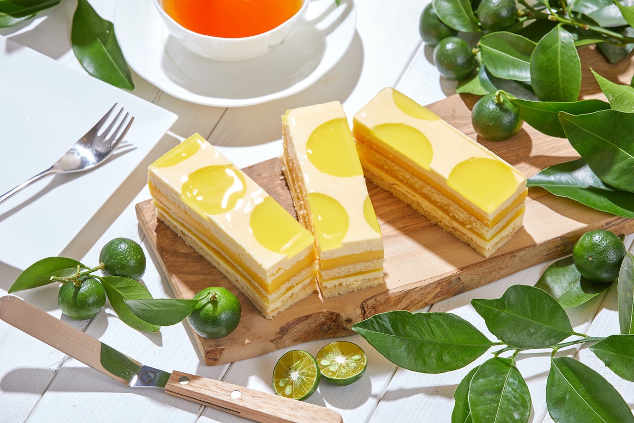 沖縄特産のシークヮーサー使用、青切りの爽やかな香りと酸味を再現した新感覚のチーズケーキを元祖紅いもタルトの御菓子御殿が期間限定で販売。