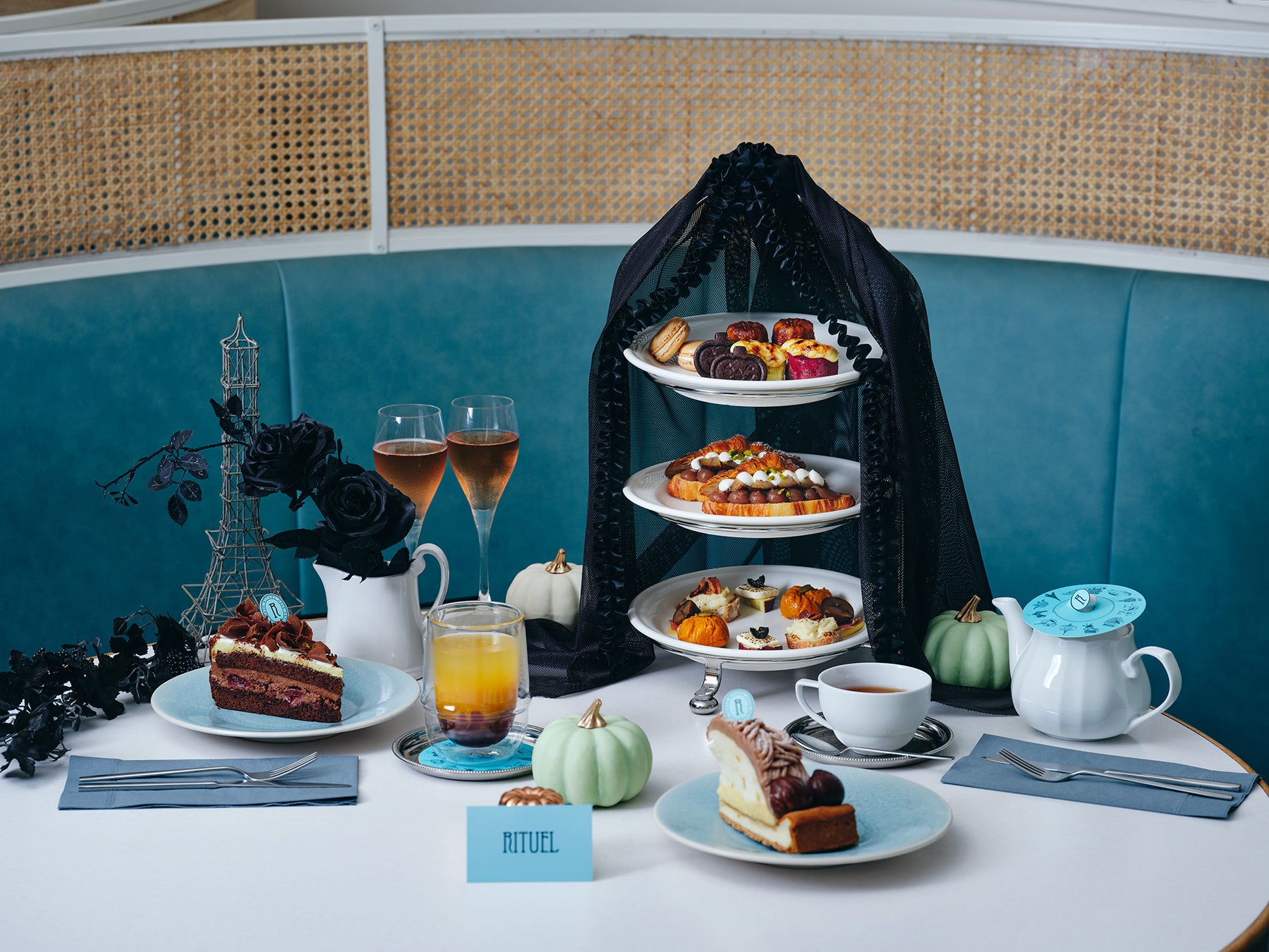 ザクザク・モチモチ・フレッシュなバラの香りの共演。薔薇・木苺・フランス産発酵バターの『薔薇香るフランボワーズのホットクレープ』伊勢丹新宿店フードコレクションにて9/14（水）より1週間の限定販売