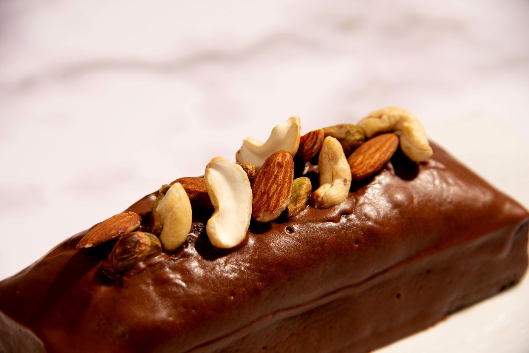 福岡のチョコレート専門店XXOCOA(ショコア)より
秋の新作スイーツ-オーガニックナッツとチョコレートの
パウンドケーキ-「アマンドカトルカール」発売開始
