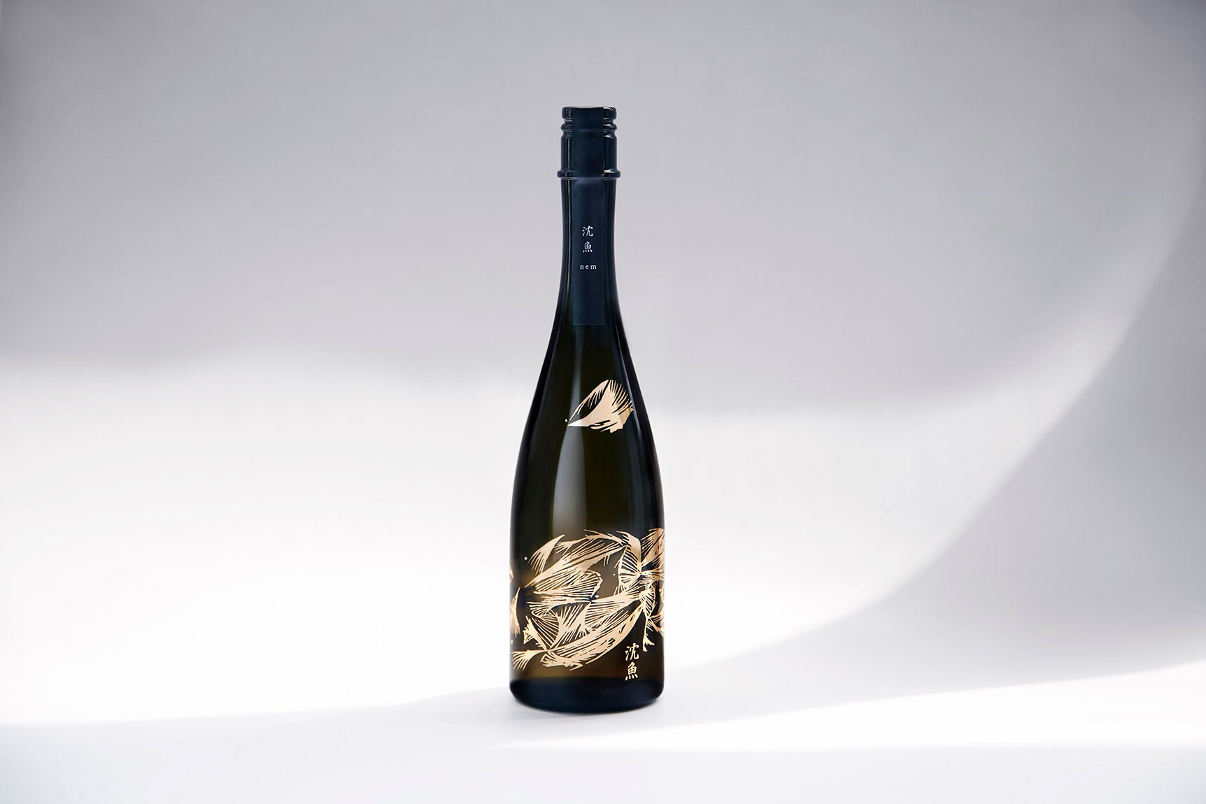 東北最古の老舗酒蔵「飛良泉本舗」と日本の美をグローバルに伝えるクリエイティブスタジオKiQのコラボレーション　日本酒「nem / 沈魚」新デザイン発表