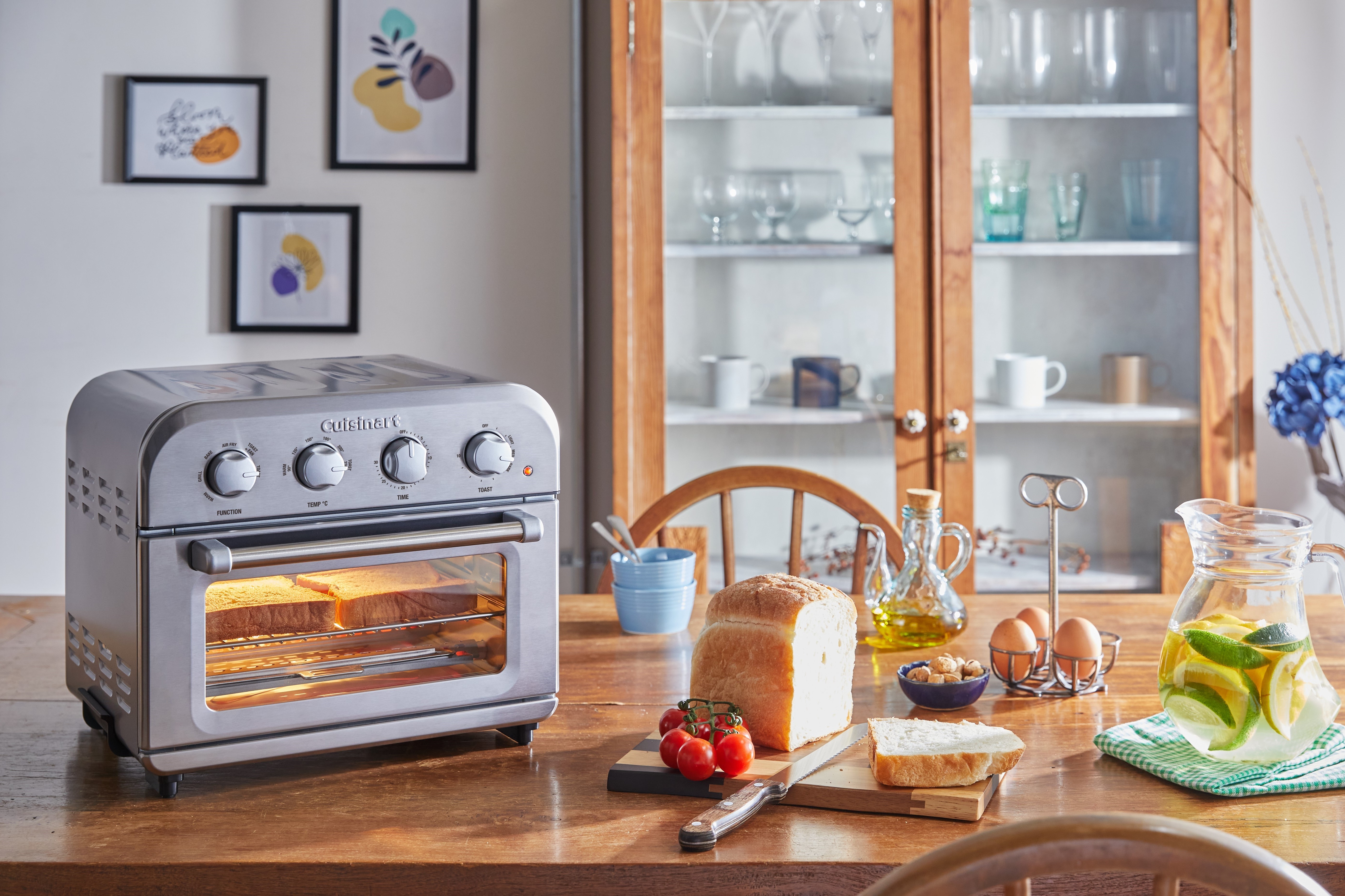 熱風調理で、毎日の料理も、特別な一皿も手軽に美味しく　
シリーズ上位モデル「エアフライ オーブントースター」発売　
使い勝手のよいグリルコンテナを付属、
パンによって選べる4種類のトースト機能
