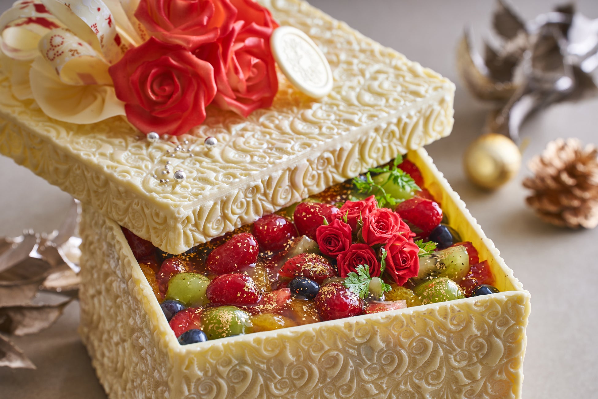 【グランドプリンスホテル新高輪】色鮮やかなフルーツを敷き詰めたプレゼントボックスなどバラをモチーフにした3種のクリスマスケーキを販売