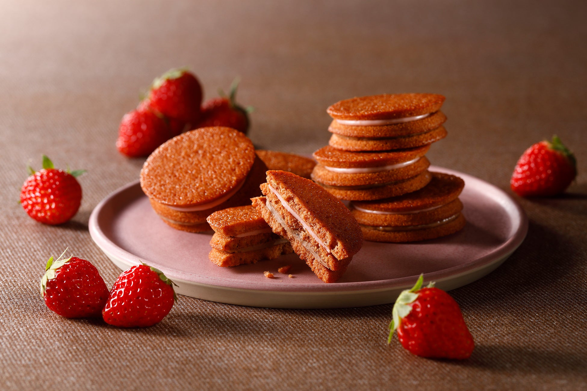 華やかなイチゴの香りに包まれて！【キャラメルゴーストハウス】より「イチゴキャラメルチョコレートクッキー」がデザインを一新して再登場！